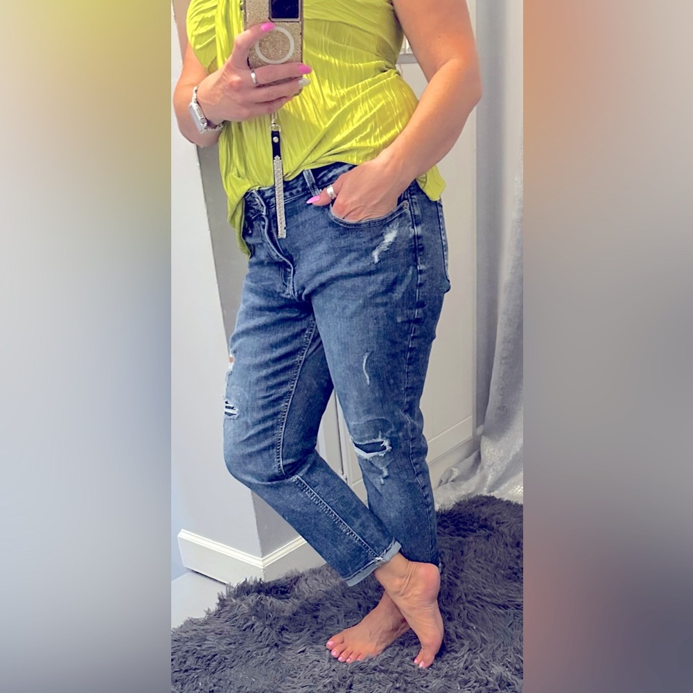 Maurices Blue Ankle Cropped Jeans with Distressed Details
EUC Size 10